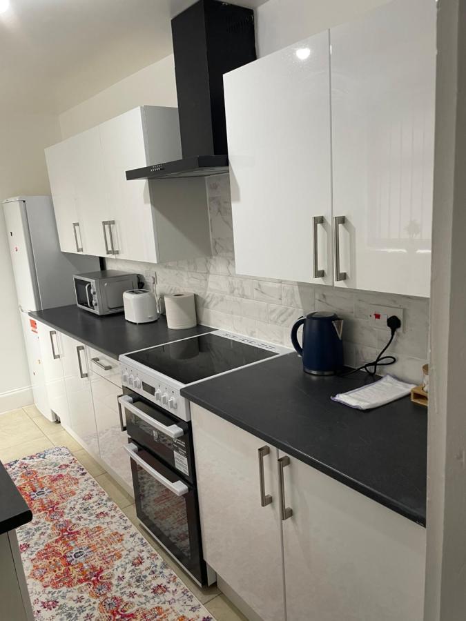 Apartment Luxury Spacious 2 Bedroom Home. *