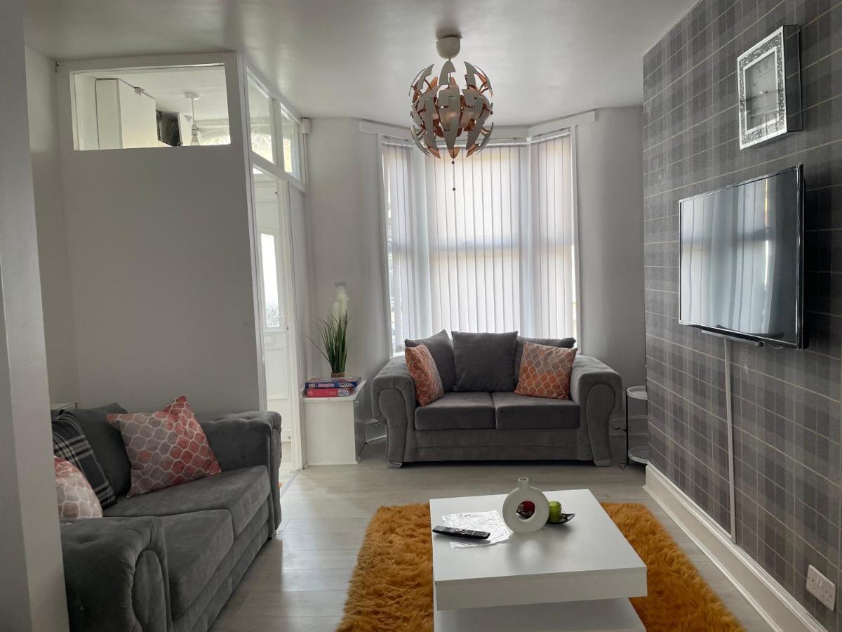 Luxury Spacious 2 Bedroom Home. *